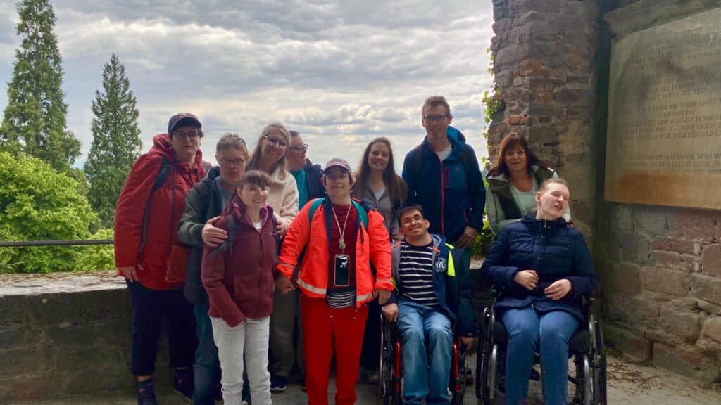 Eine Gruppe von Menschen posiert im Freien für ein Gruppenfoto.