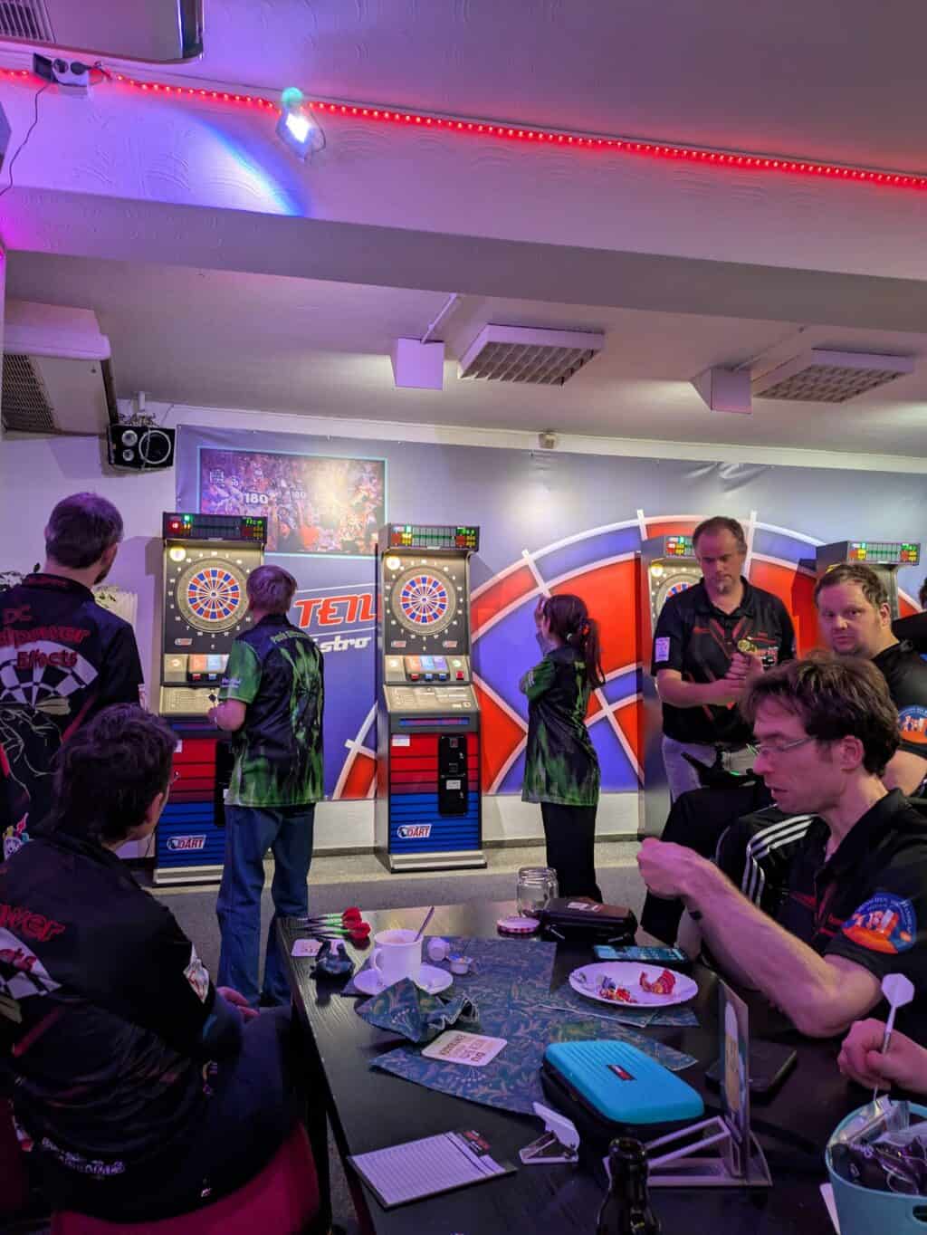 Dart-Spielautomaten, modern gestalteter Spielraum für Dartfreunde und Vereinsveranstaltungen.