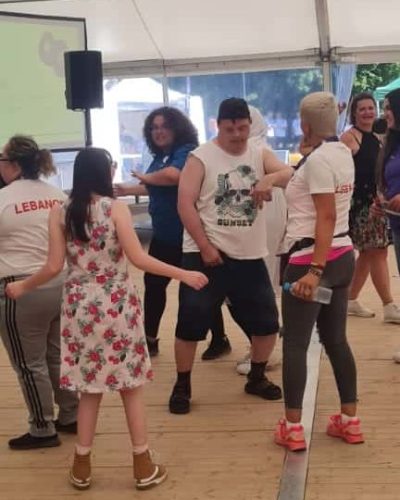 Bild von Bewohnern des Stammhaus auf der Tanzfläche. Alle tanzen zusammen.